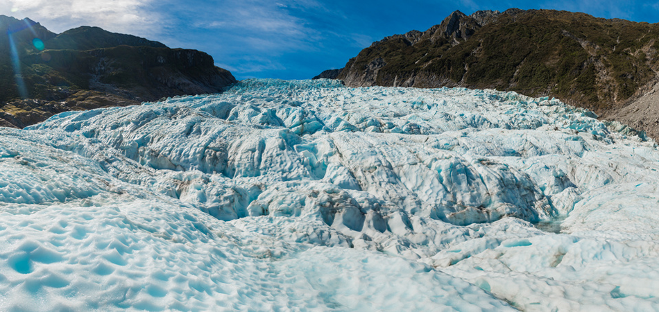 温暖化の影響で溶け出した氷河